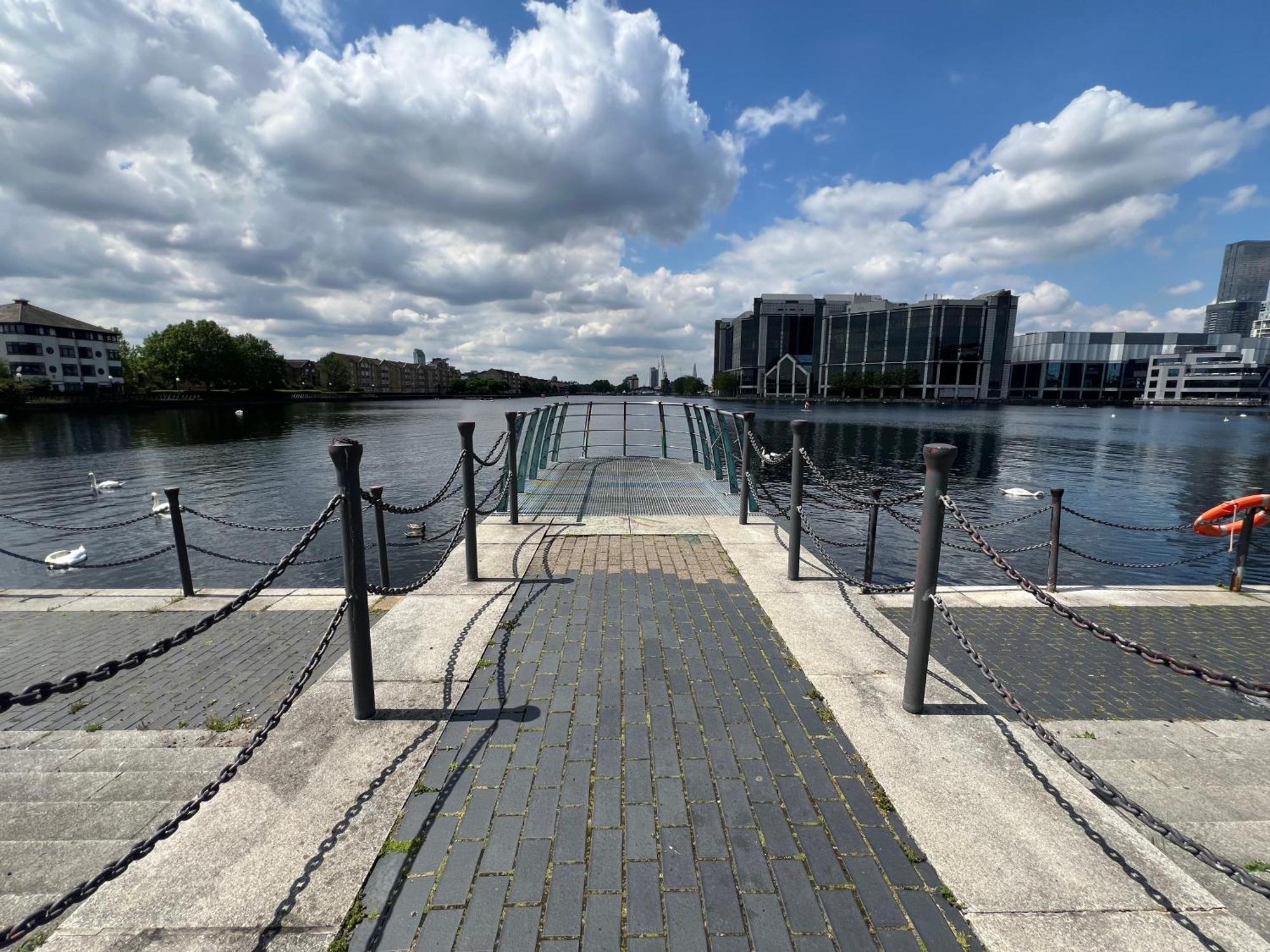 Modern Ground Floor In Canary Wharf, Free Parking Londen