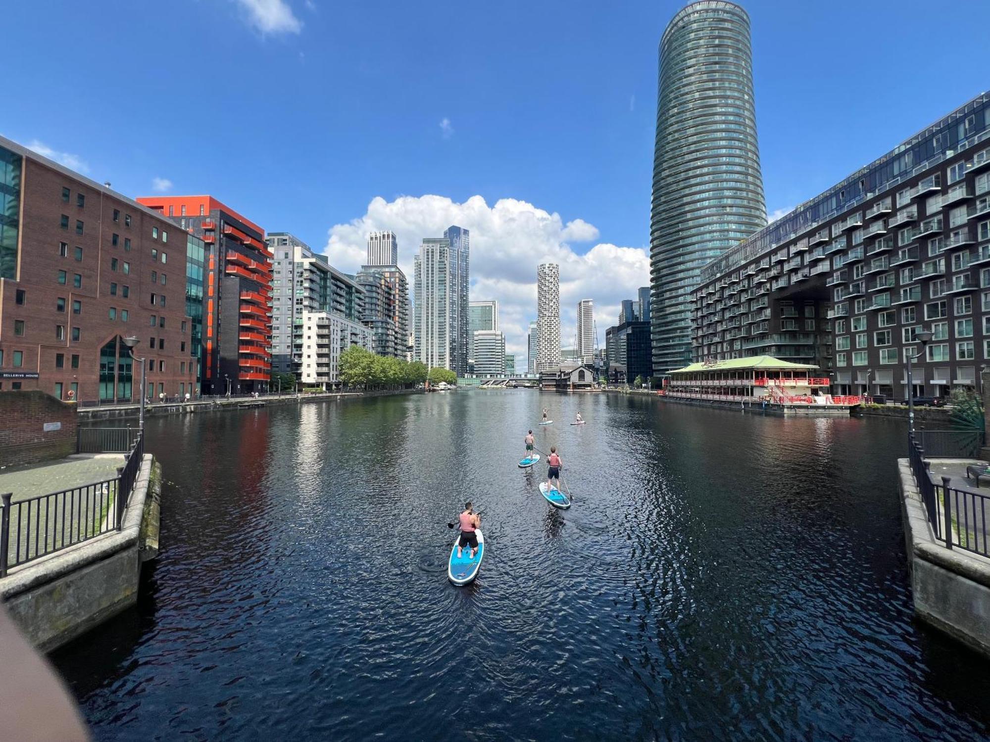 Modern Ground Floor In Canary Wharf, Free Parking Londen