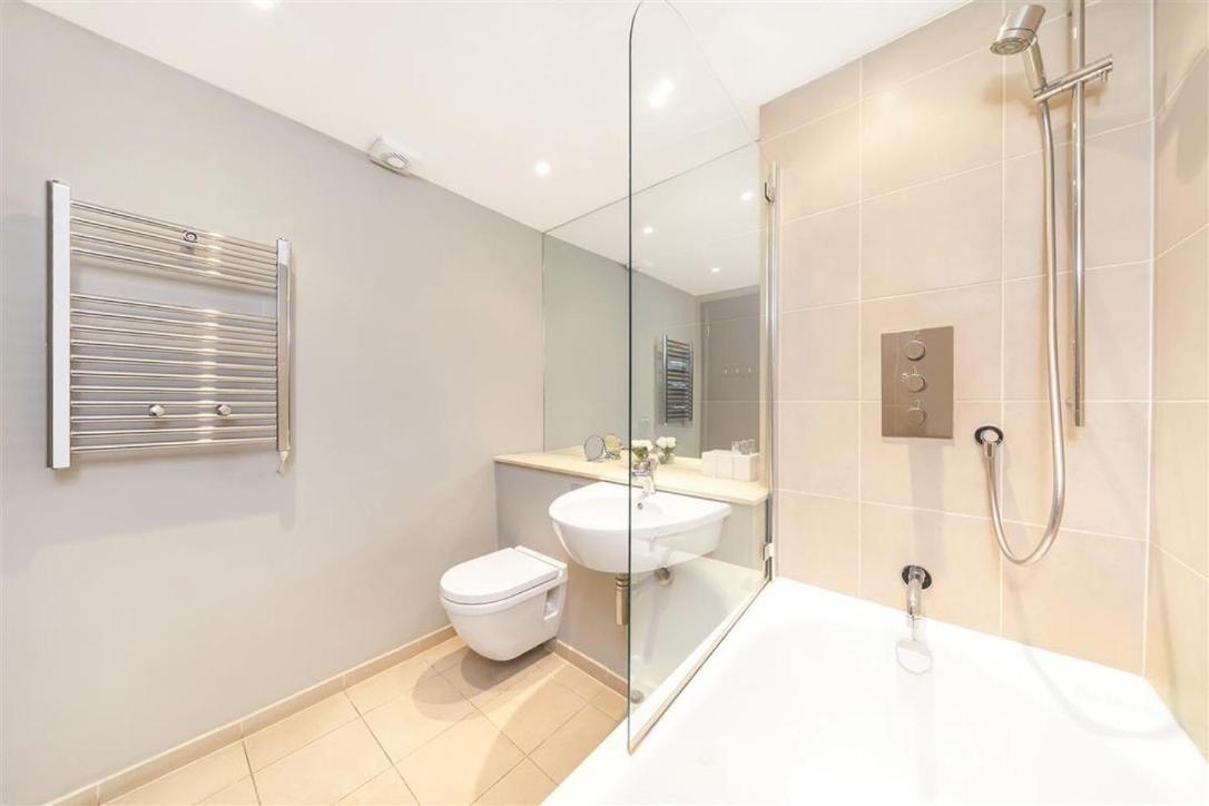 The - Barons Court Station Homestay