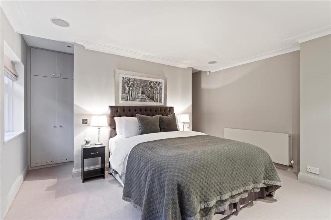 The - Barons Court Station Homestay London
