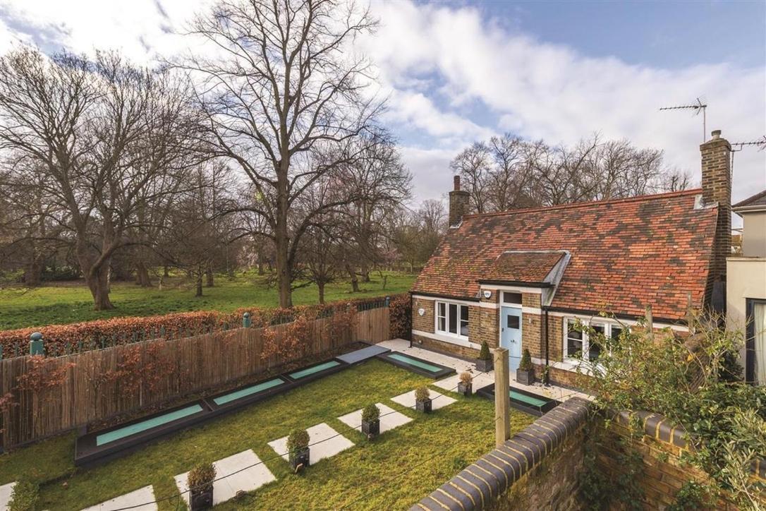 The - Barons Court Station Homestay London