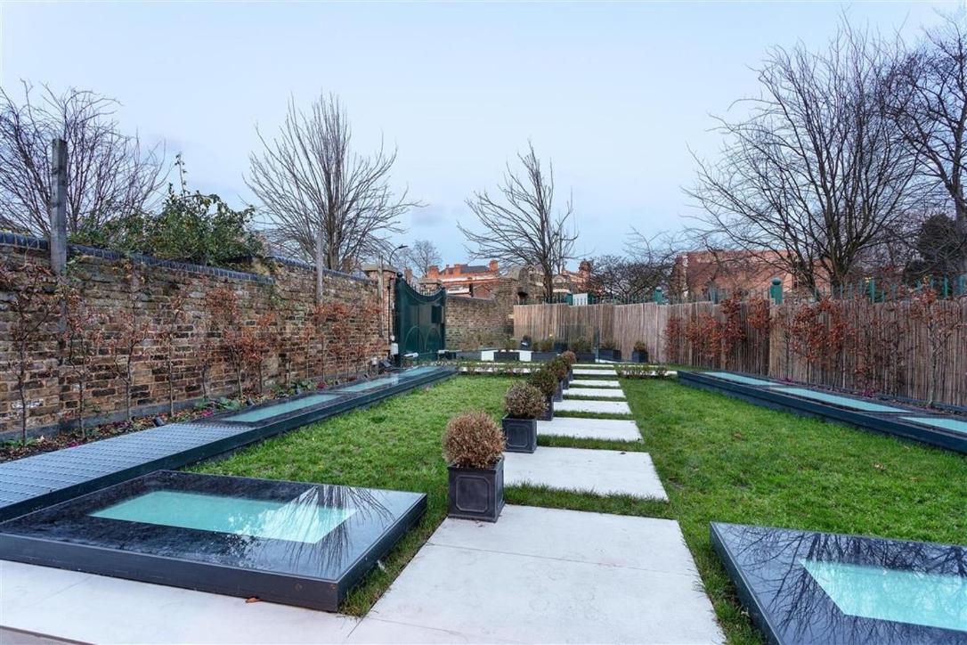 Homestay The - Barons Court Station London