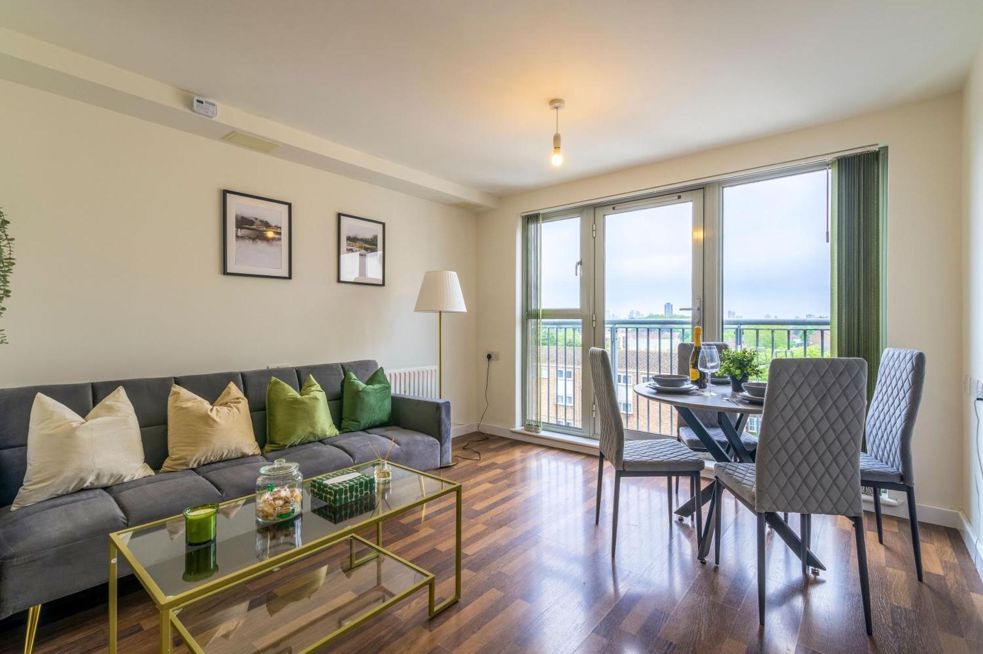 Warm 2-bed Flat By Livestay Short Lets & Serviced * Londen