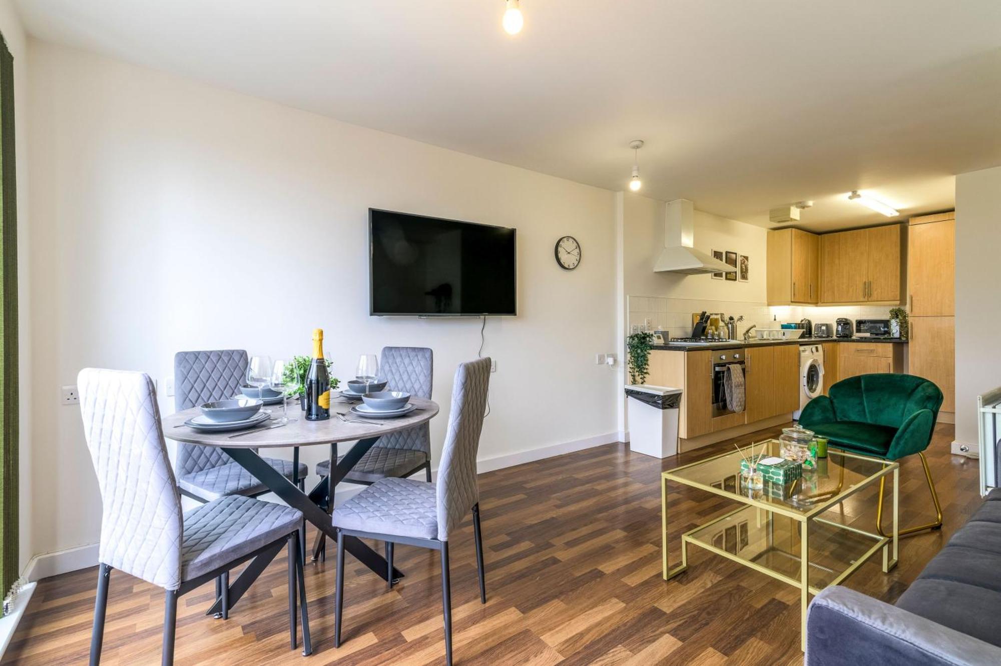 Warm 2-bed Flat By Livestay Short Lets & Serviced * Londen