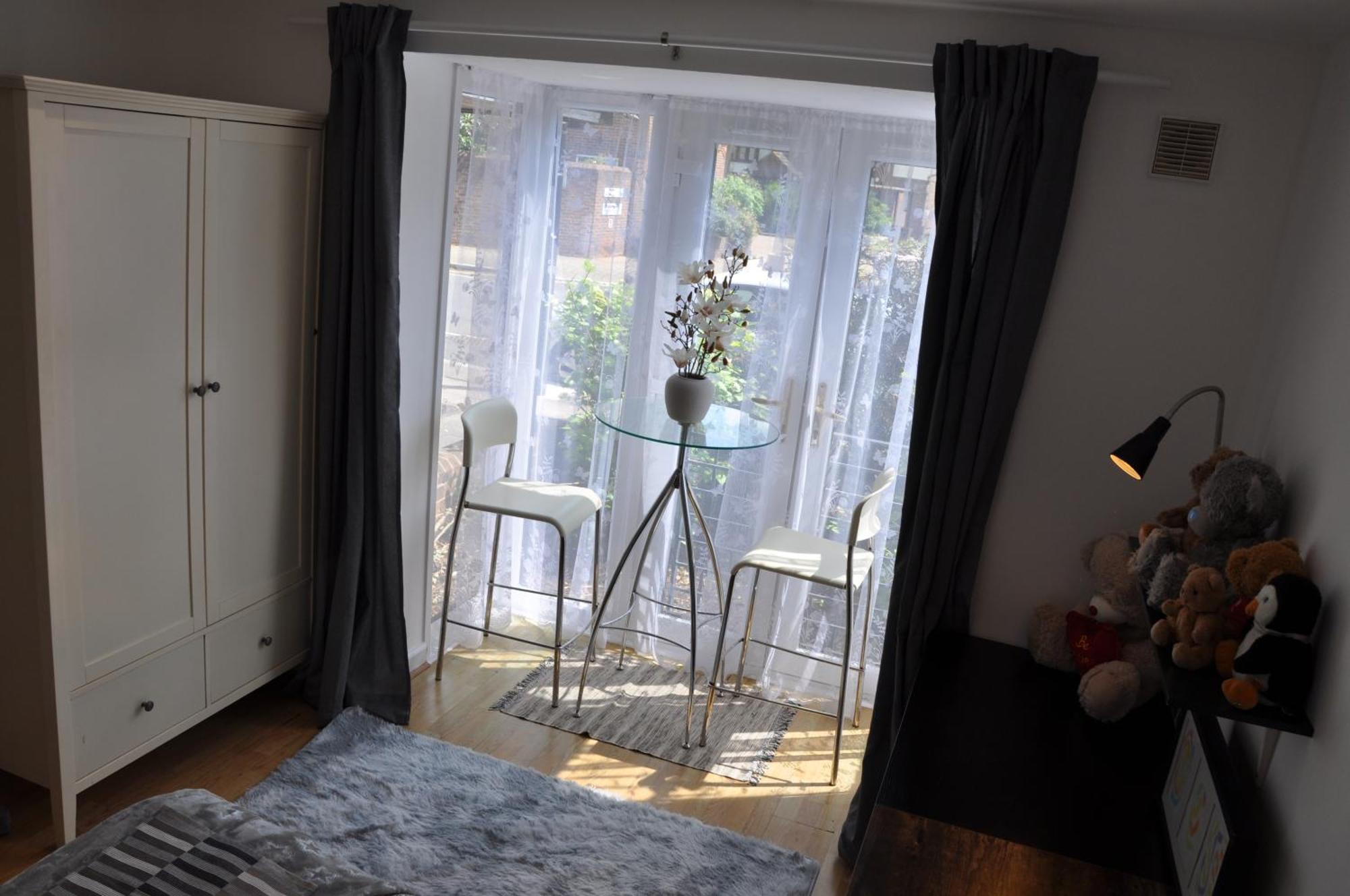 Modern Ground Floor In Canary Wharf, Free Parking Appartement Londen