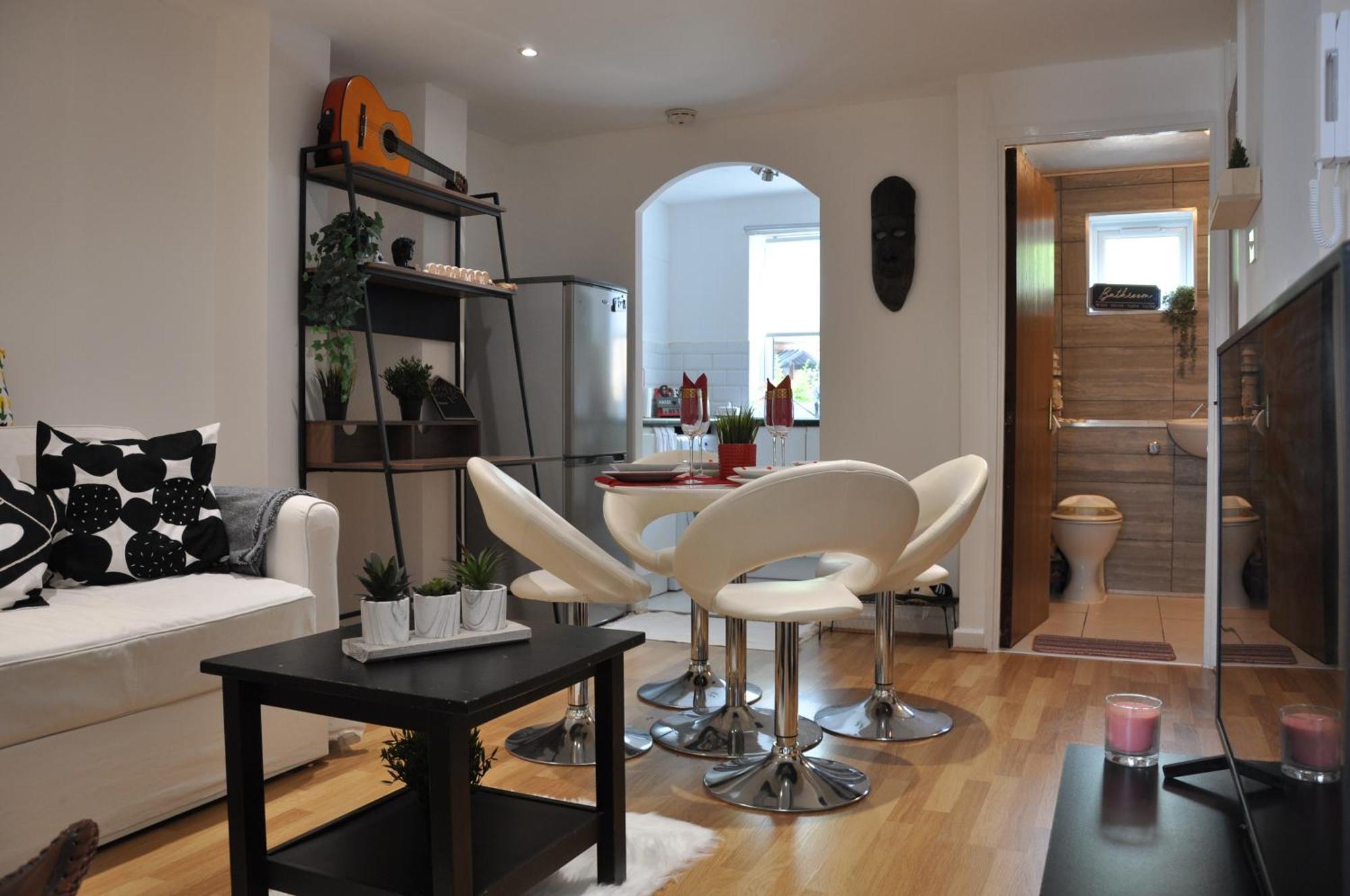 Modern Ground Floor In Canary Wharf, Free Parking Londen