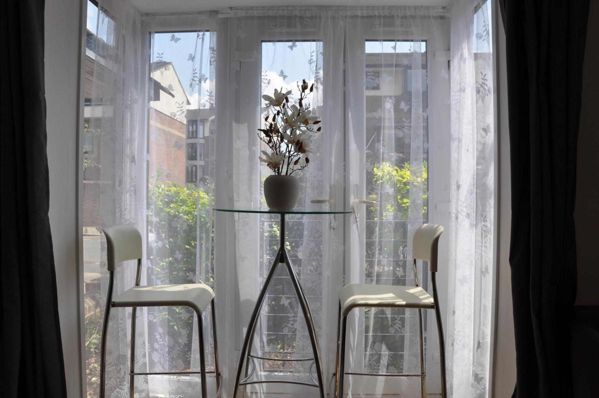 Modern Ground Floor In Canary Wharf, Free Parking Appartement *