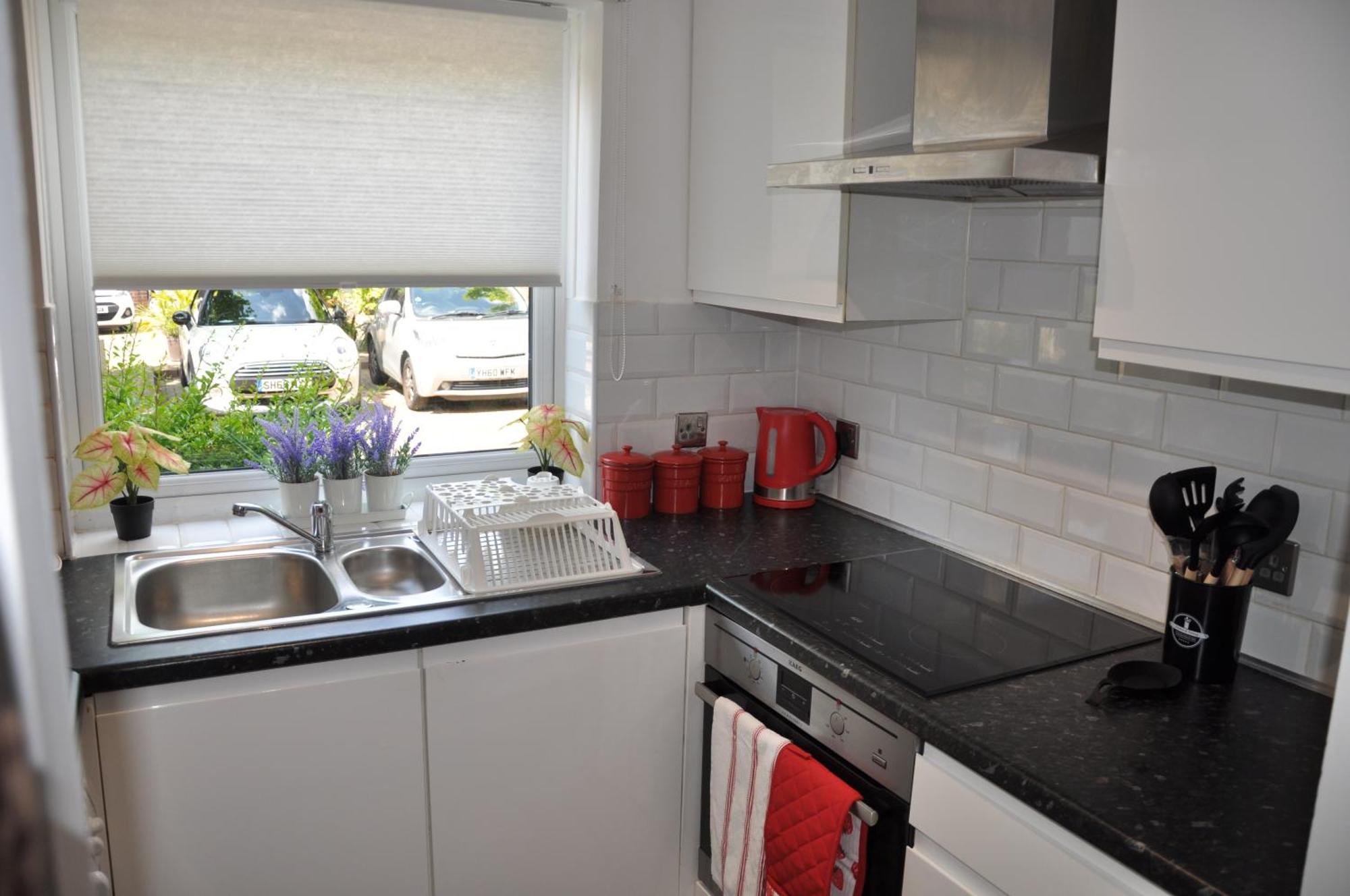 Modern Ground Floor In Canary Wharf, Free Parking Appartement Londen
