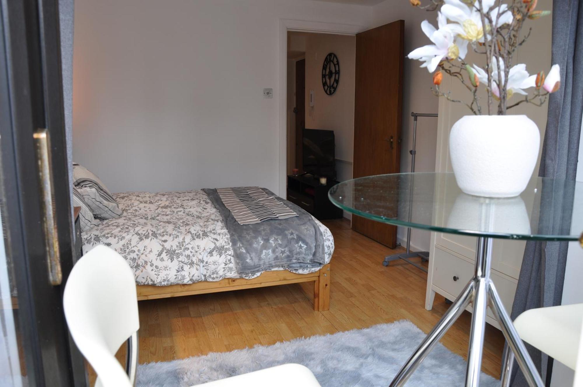 Modern Ground Floor In Canary Wharf, Free Parking Londen