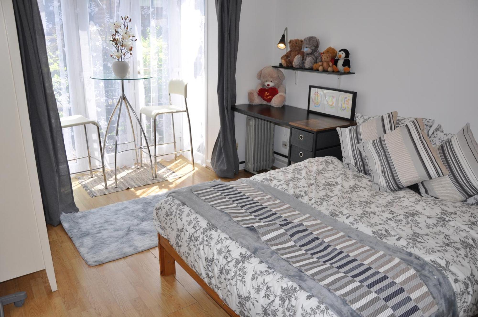 Modern Ground Floor In Canary Wharf, Free Parking Londen