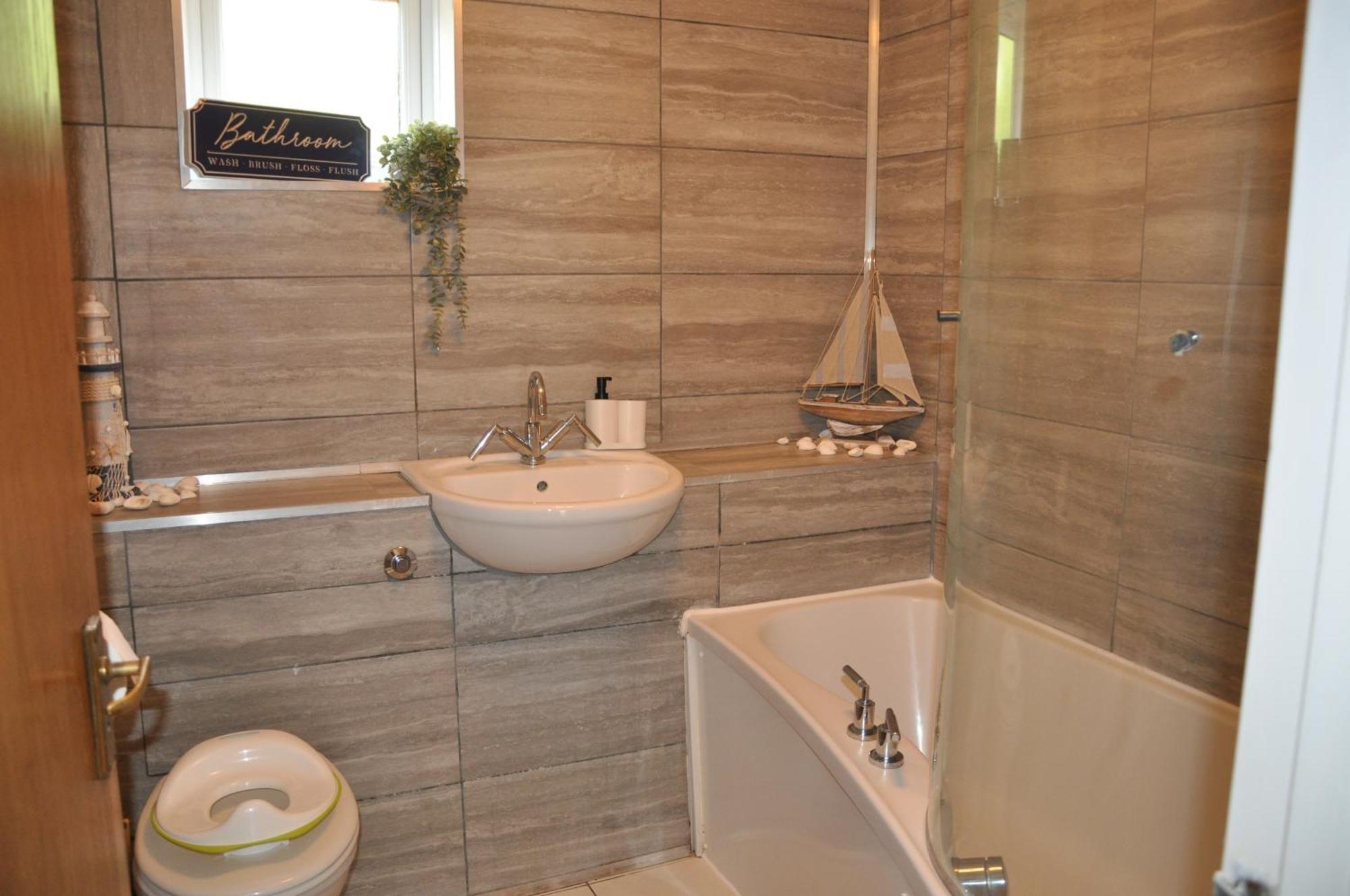 Modern Ground Floor In Canary Wharf, Free Parking * Londen