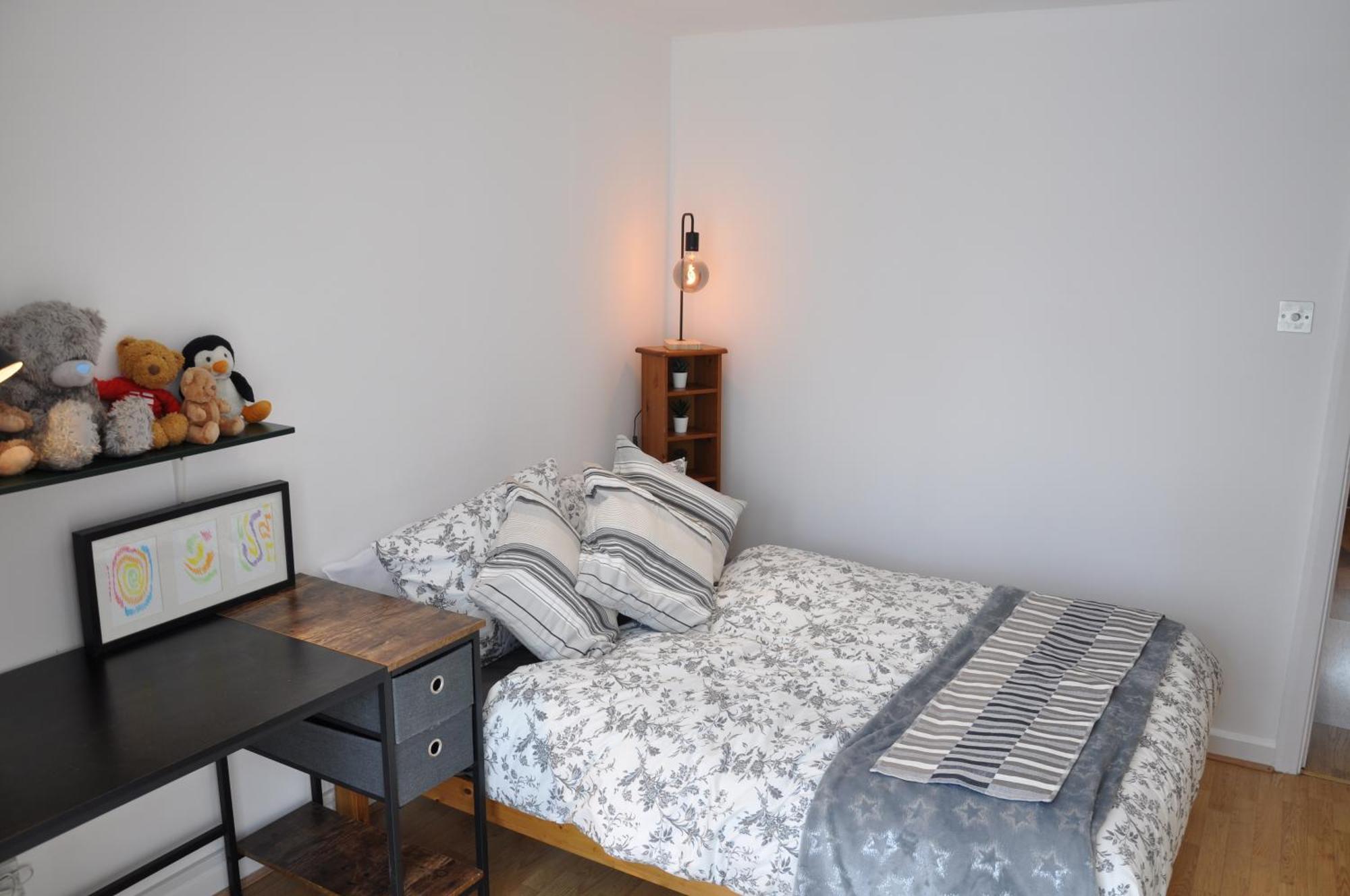 Modern Ground Floor In Canary Wharf, Free Parking Appartement Londen