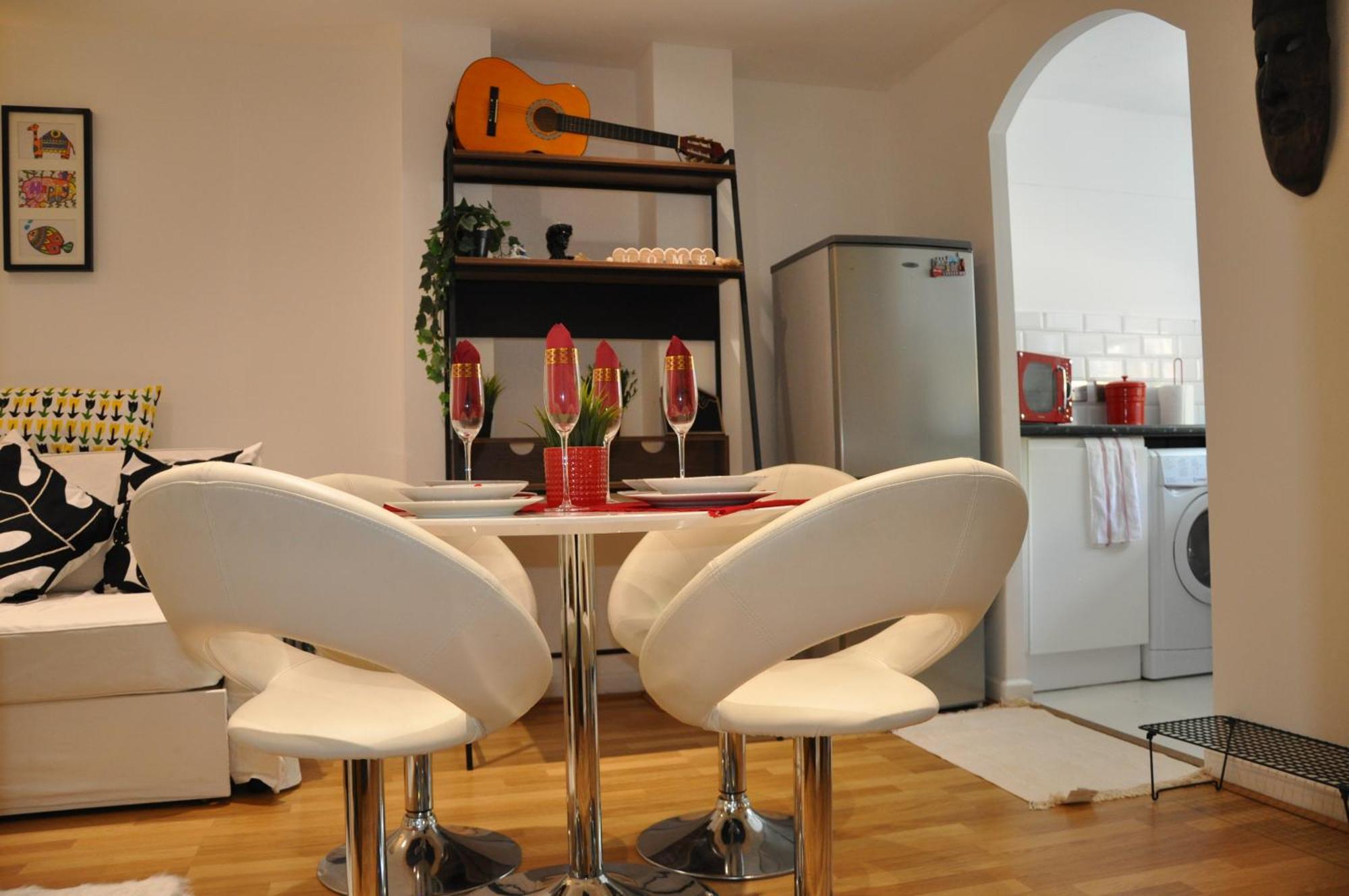 Modern Ground Floor In Canary Wharf, Free Parking Londen