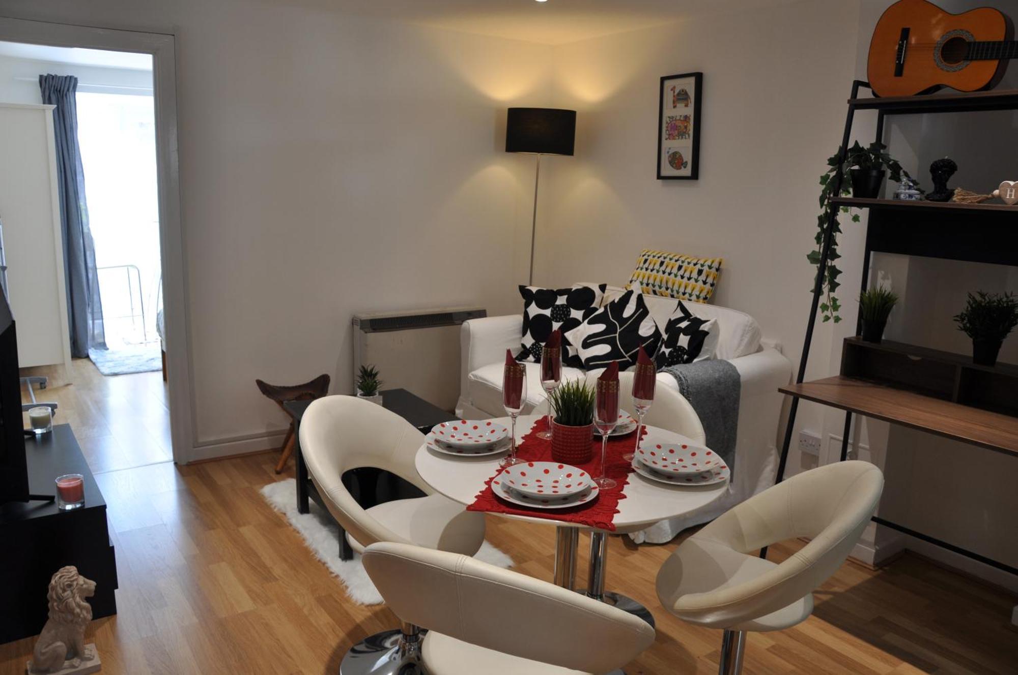 Modern Ground Floor In Canary Wharf, Free Parking Appartement Londen
