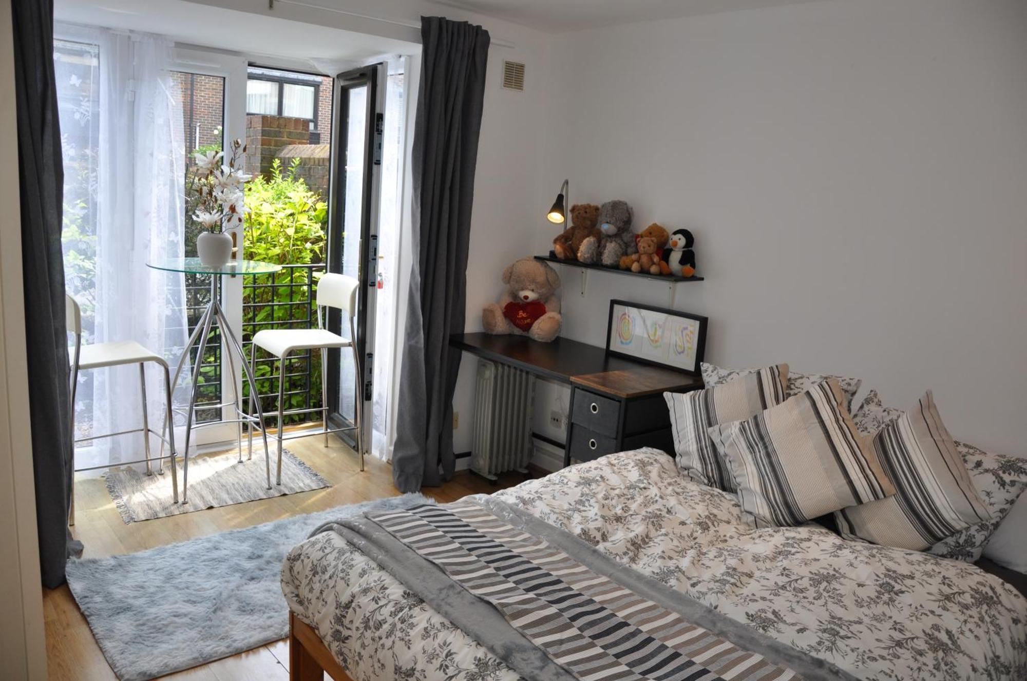 Modern Ground Floor In Canary Wharf, Free Parking Londen