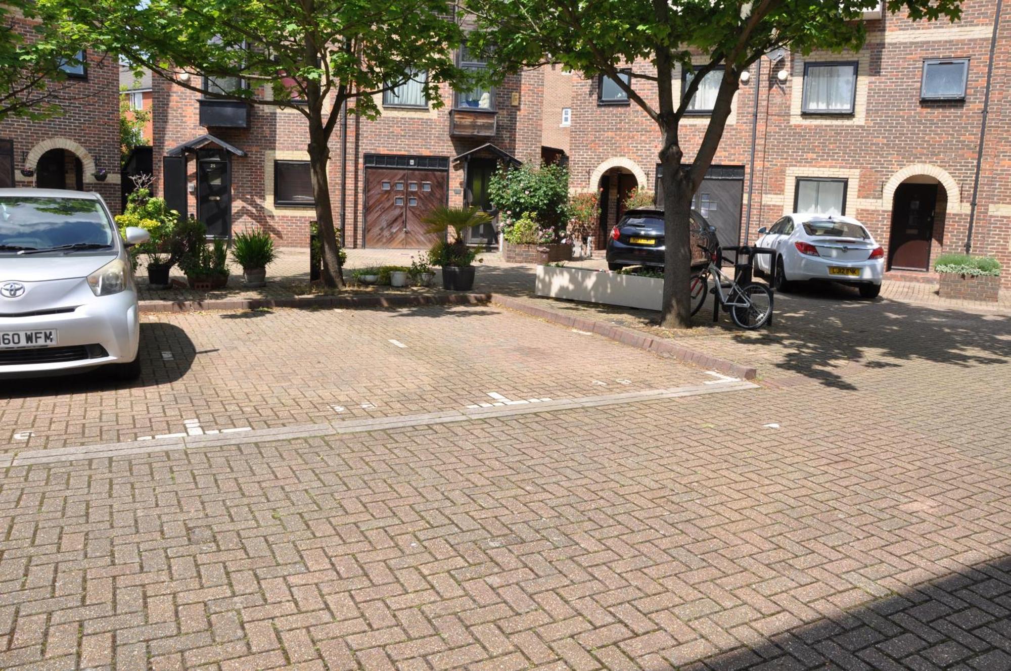 Modern Ground Floor In Canary Wharf, Free Parking Londen