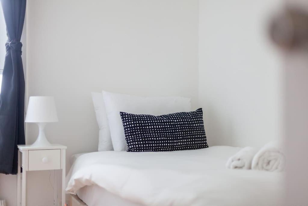 Modern Living In Stylish 3-bed Flat Londen
