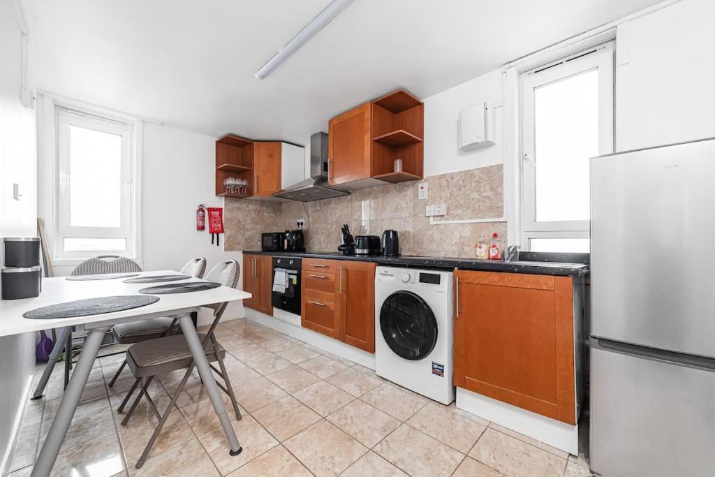 Modern Living In Stylish 3-bed Flat Londen
