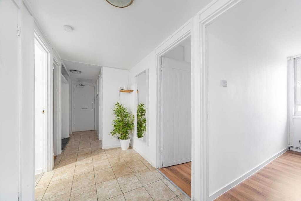 Modern Living In Stylish 3-bed Flat Londen