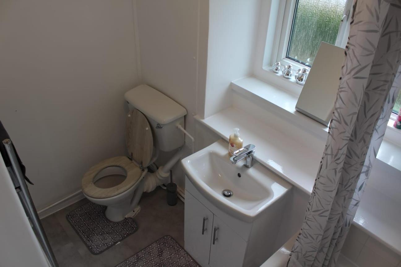 2 Bedroom Entire Flat 2 Minutes From Underground London