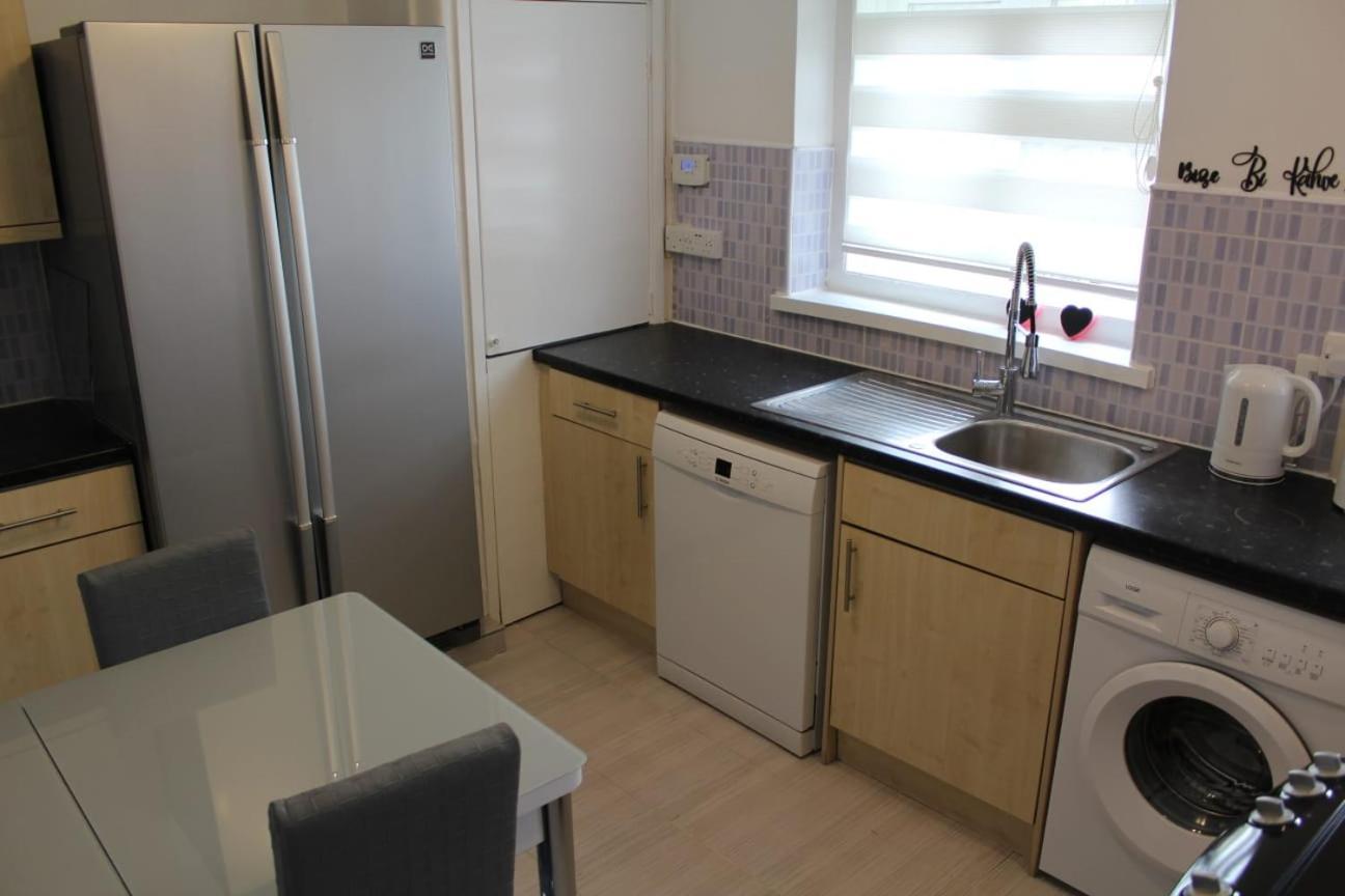 2 Bedroom Entire Flat 2 Minutes From Underground London