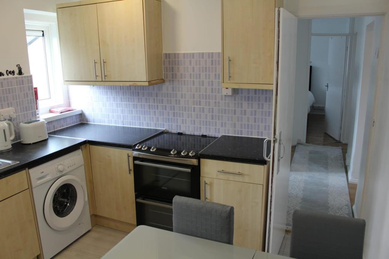 Apartment 2 Bedroom Entire Flat 2 Minutes From Underground