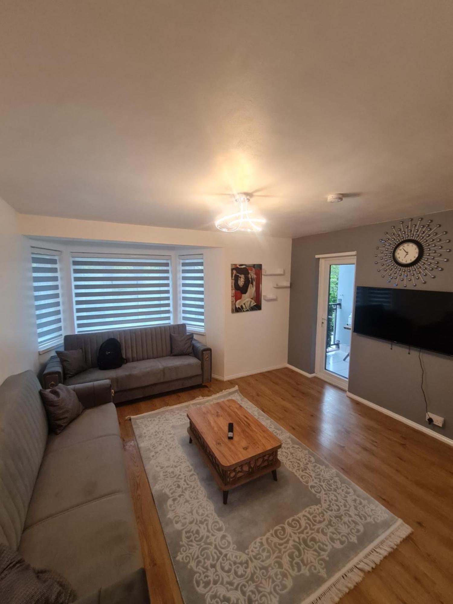 2 Bedroom Entire Flat 2 Minutes From Underground