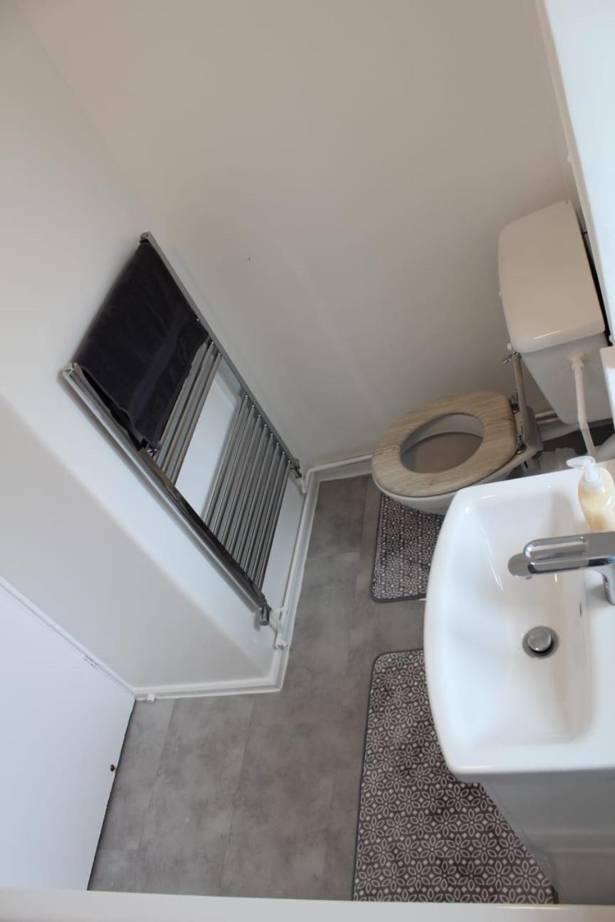Apartment 2 Bedroom Entire Flat 2 Minutes From Underground London