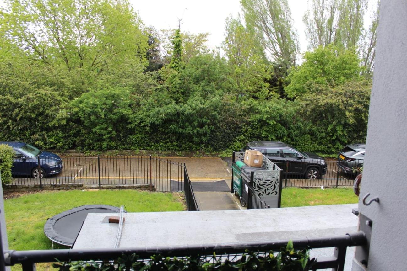 Apartment 2 Bedroom Entire Flat 2 Minutes From Underground London