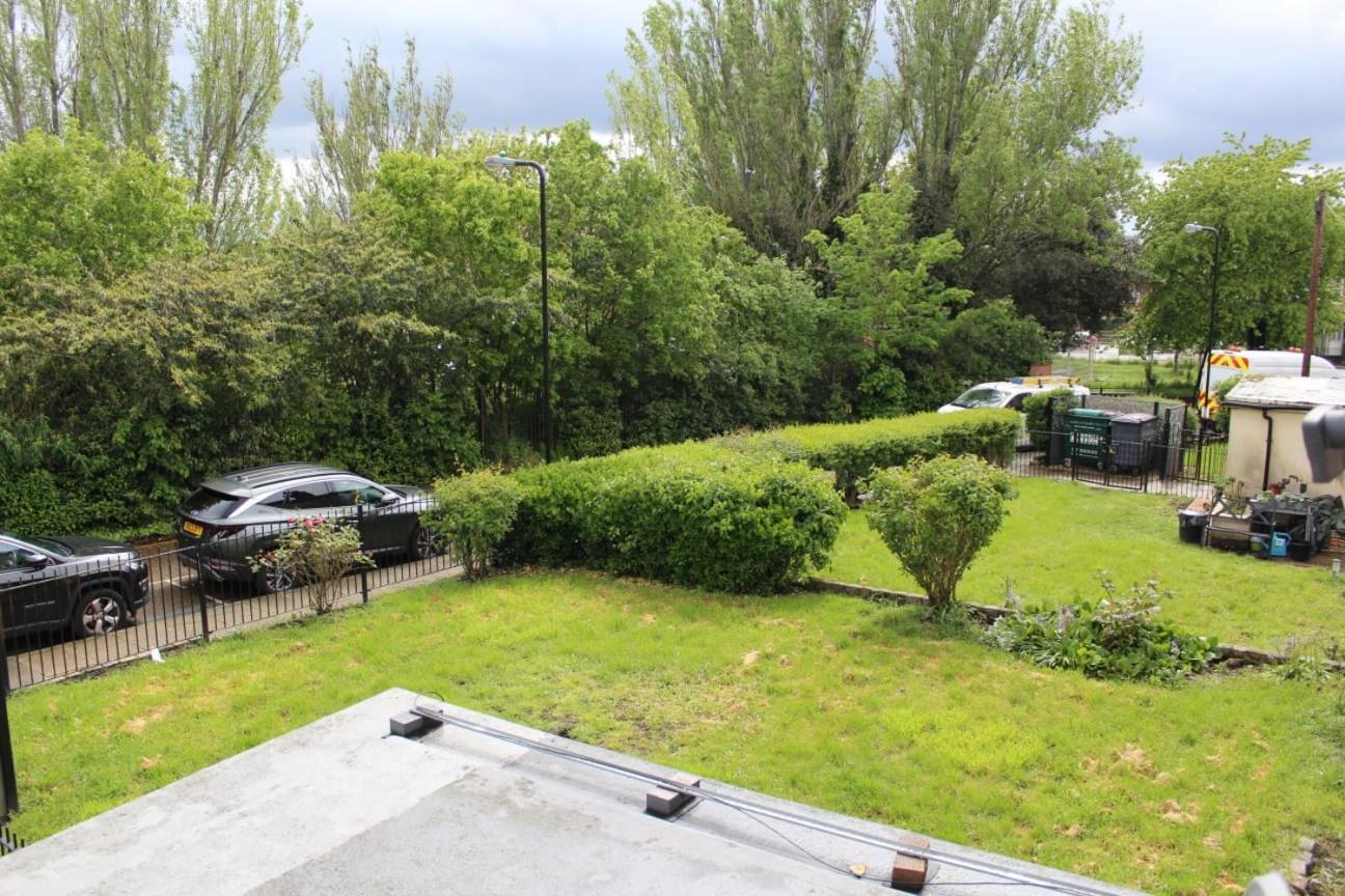 2 Bedroom Entire Flat 2 Minutes From Underground Apartment