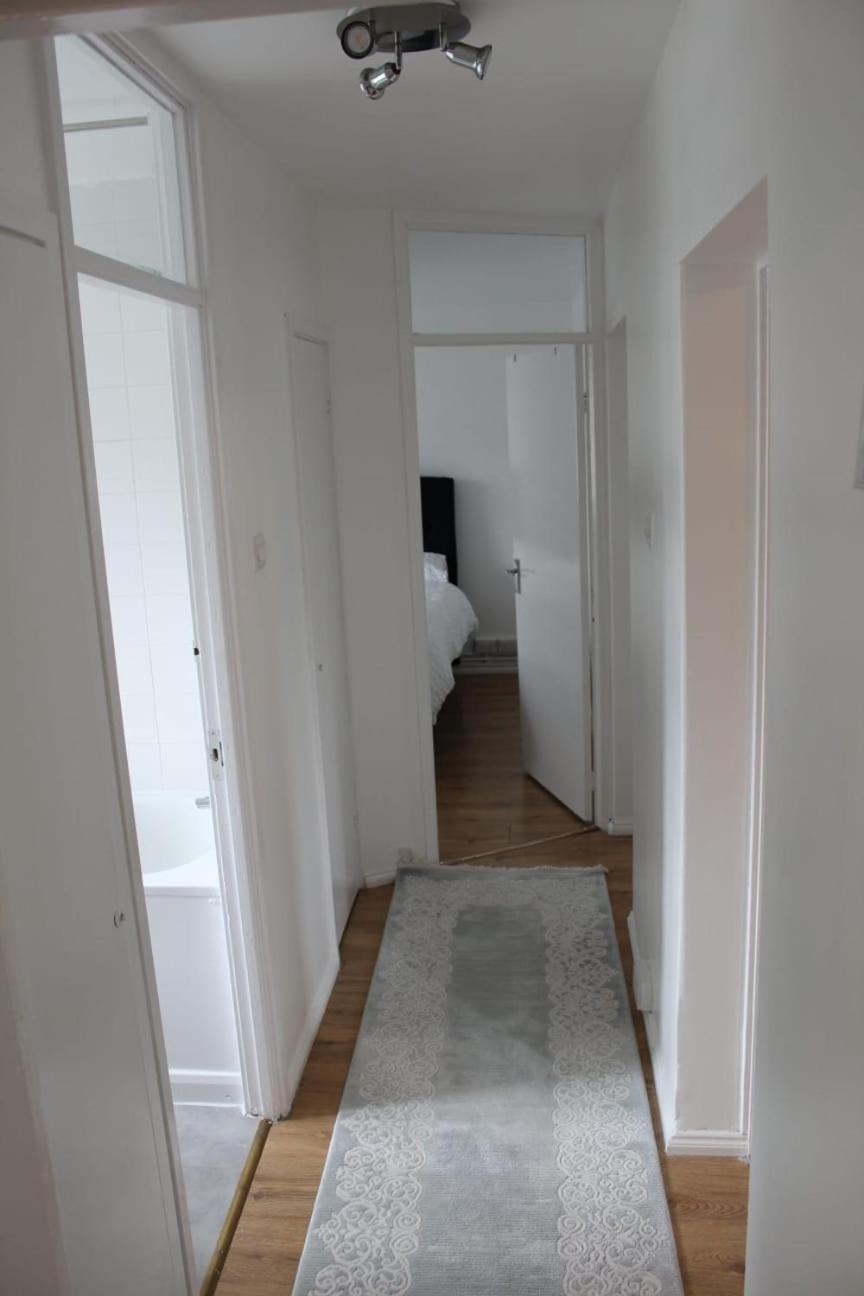 2 Bedroom Entire Flat 2 Minutes From Underground *