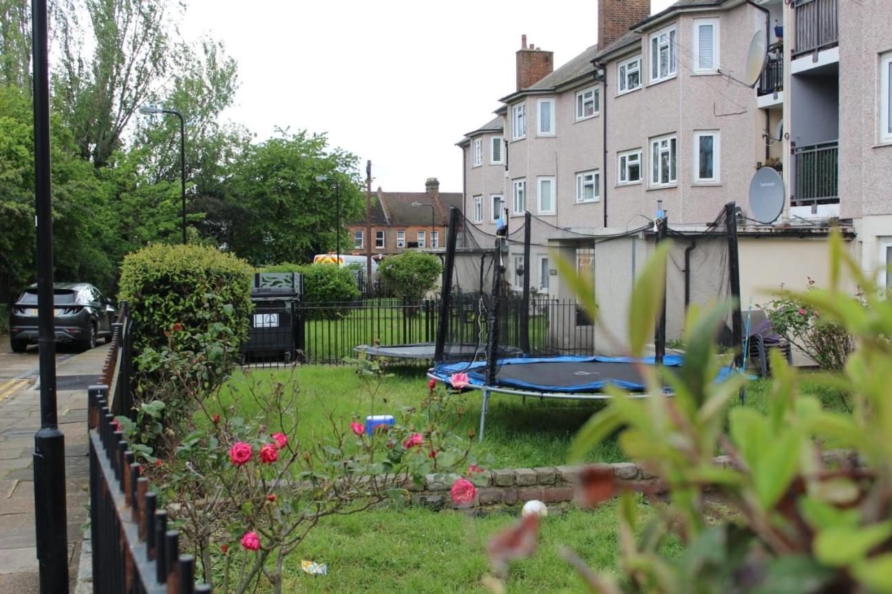 Apartment 2 Bedroom Entire Flat 2 Minutes From Underground *