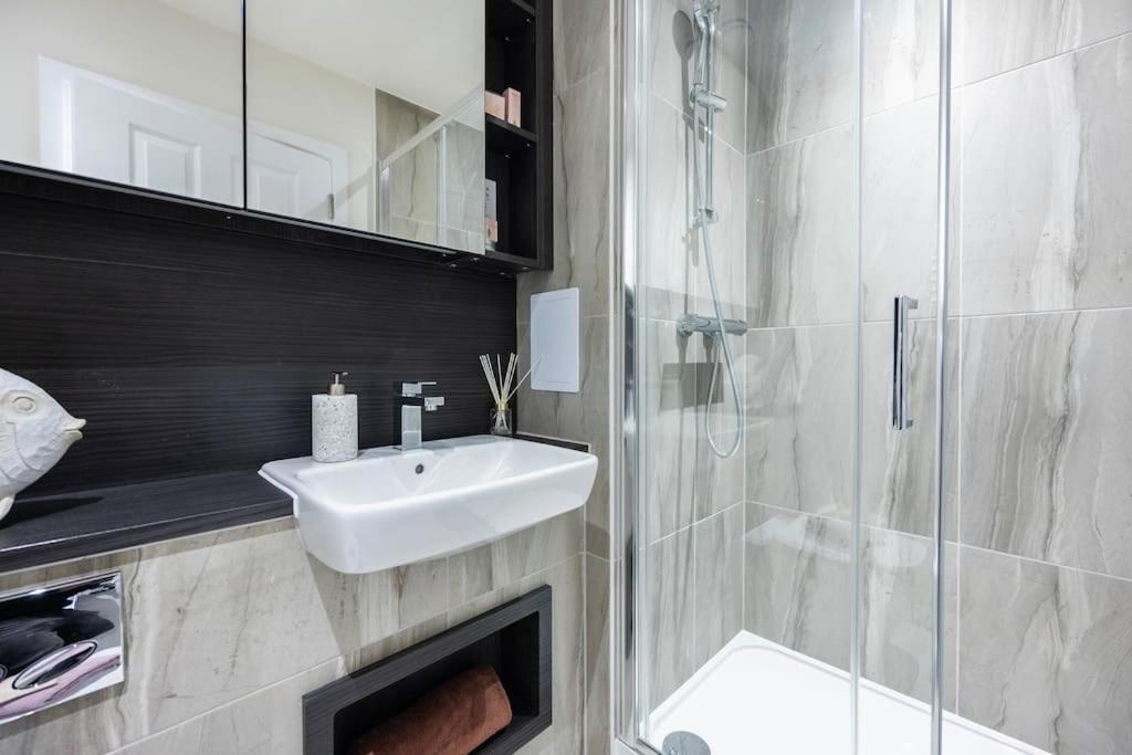 Free Parking/luxurious 3 Bd House/best Offer * Londen
