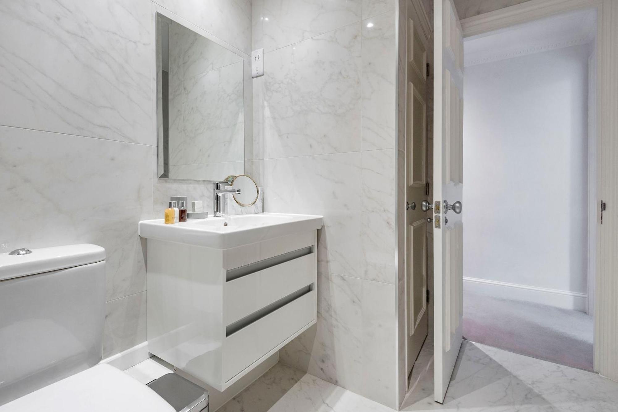 3 Sloane Gardens Aparthotel 2*
