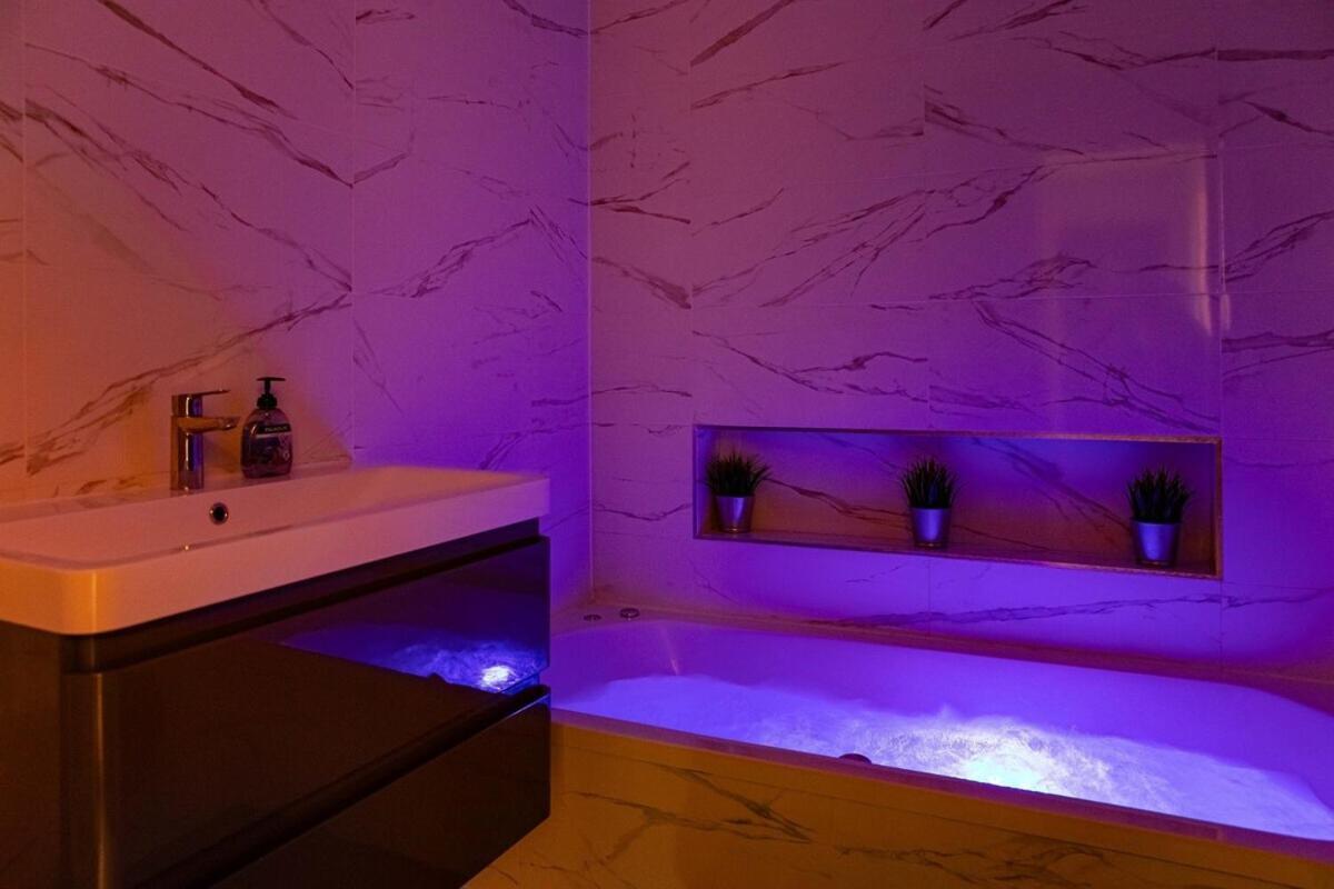 Holiday home Bonneville House, Private Jacuzzi And Modern Interior London