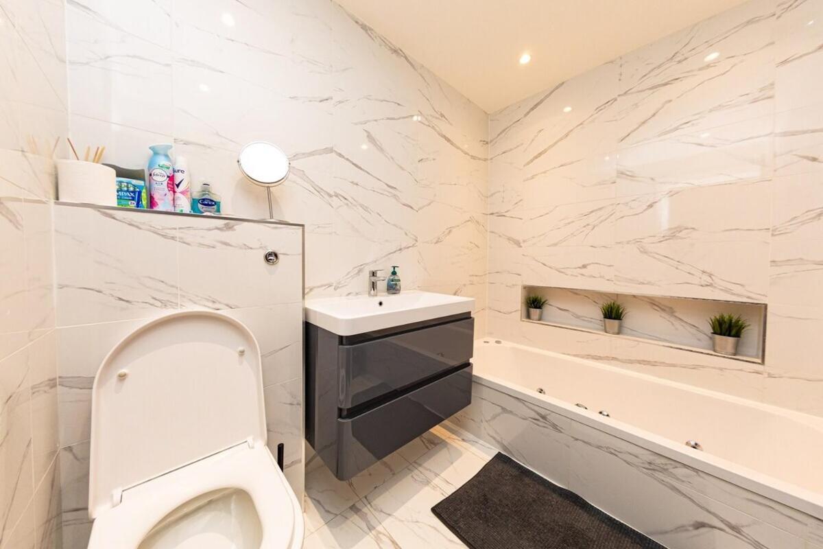 Bonneville House, Private Jacuzzi And Modern Interior Holiday home London