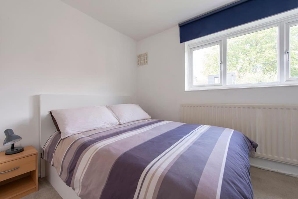 Ferienhaus Lovely 2-bed 15 Minutes To *