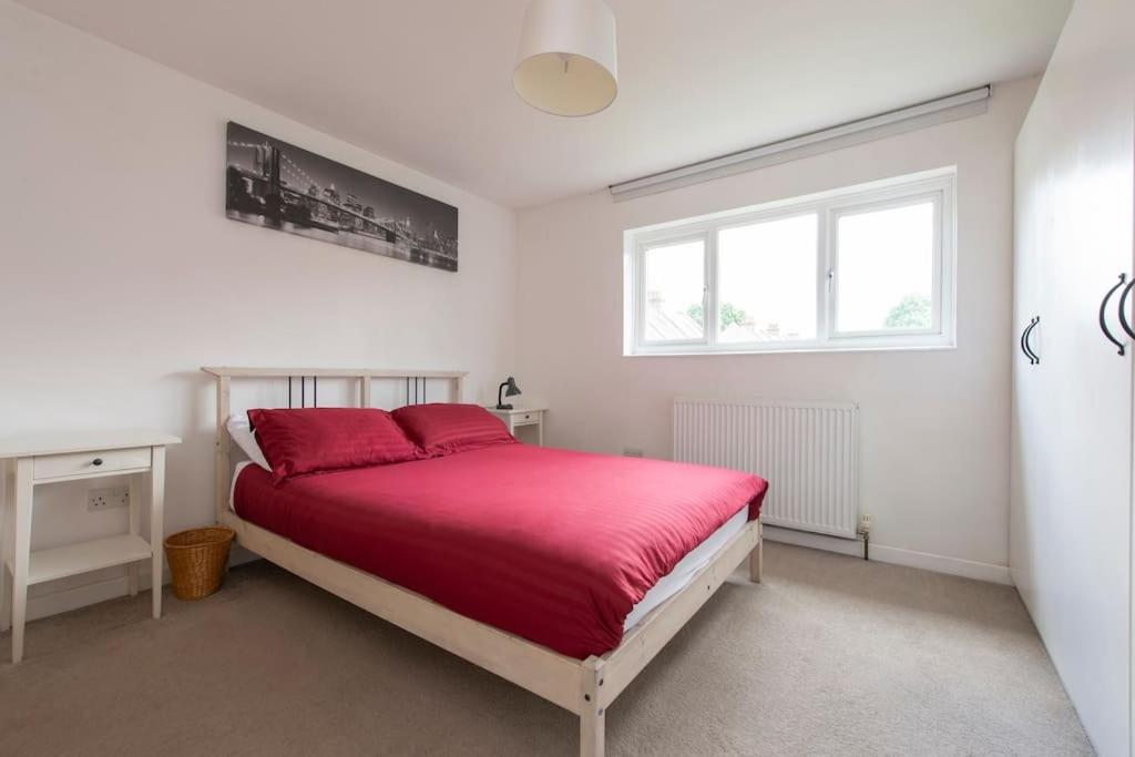 Ferienhaus Lovely 2-bed 15 Minutes To London