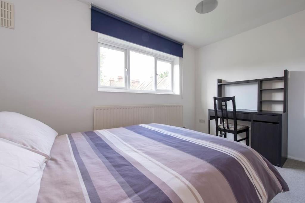 Ferienhaus Lovely 2-bed 15 Minutes To