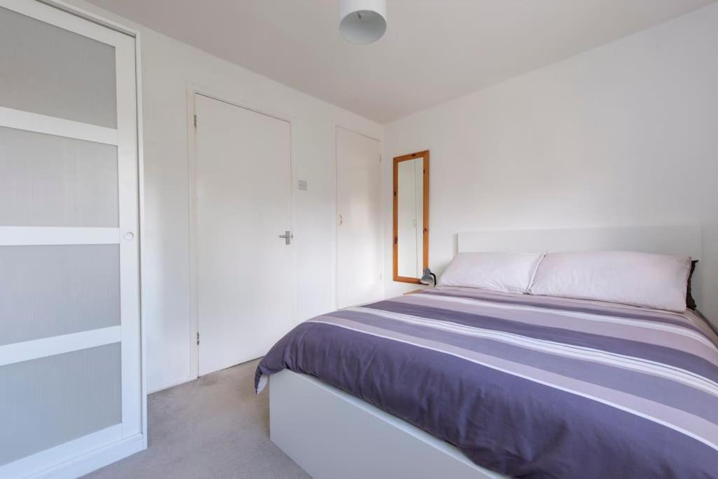 Ferienhaus Lovely 2-bed 15 Minutes To *