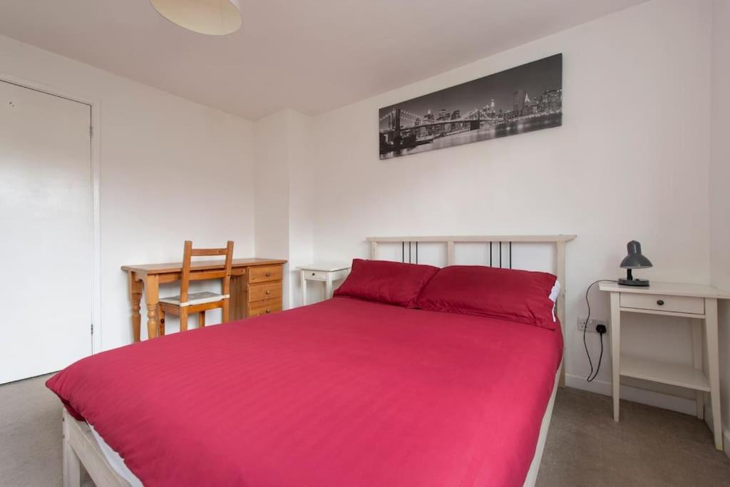 Ferienhaus Lovely 2-bed 15 Minutes To