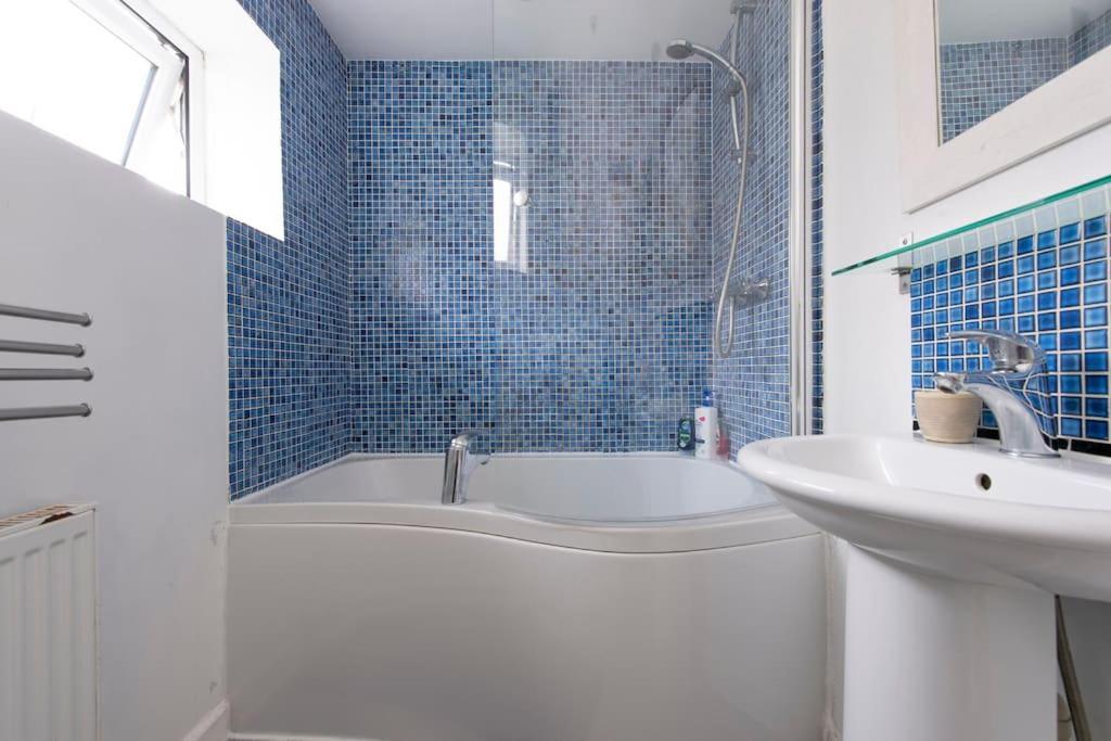 Lovely 2-bed 15 Minutes To Ferienhaus *