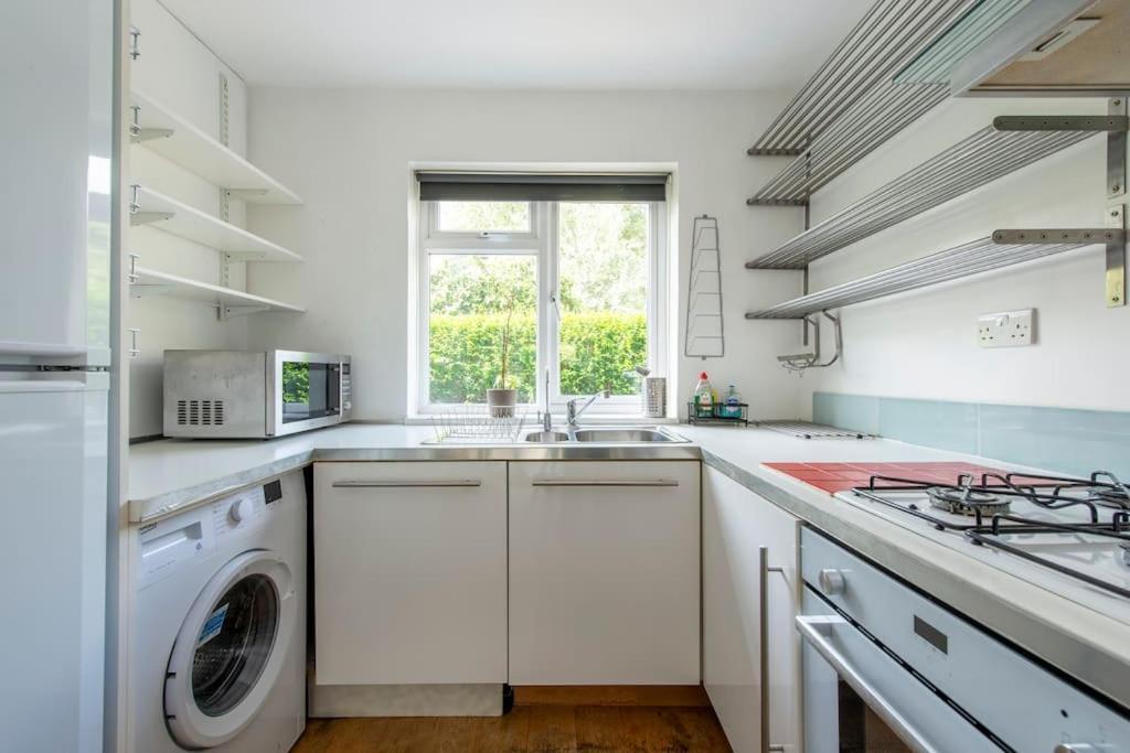 Lovely 2-bed 15 Minutes To Ferienhaus London