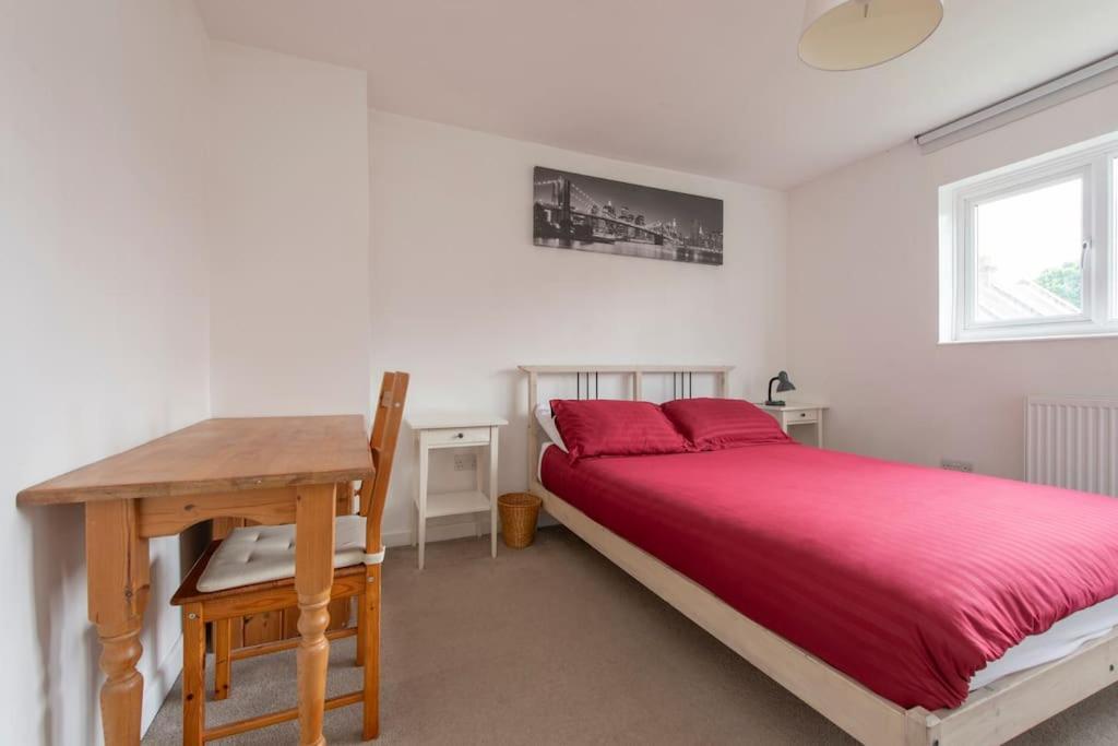 Ferienhaus Lovely 2-bed 15 Minutes To