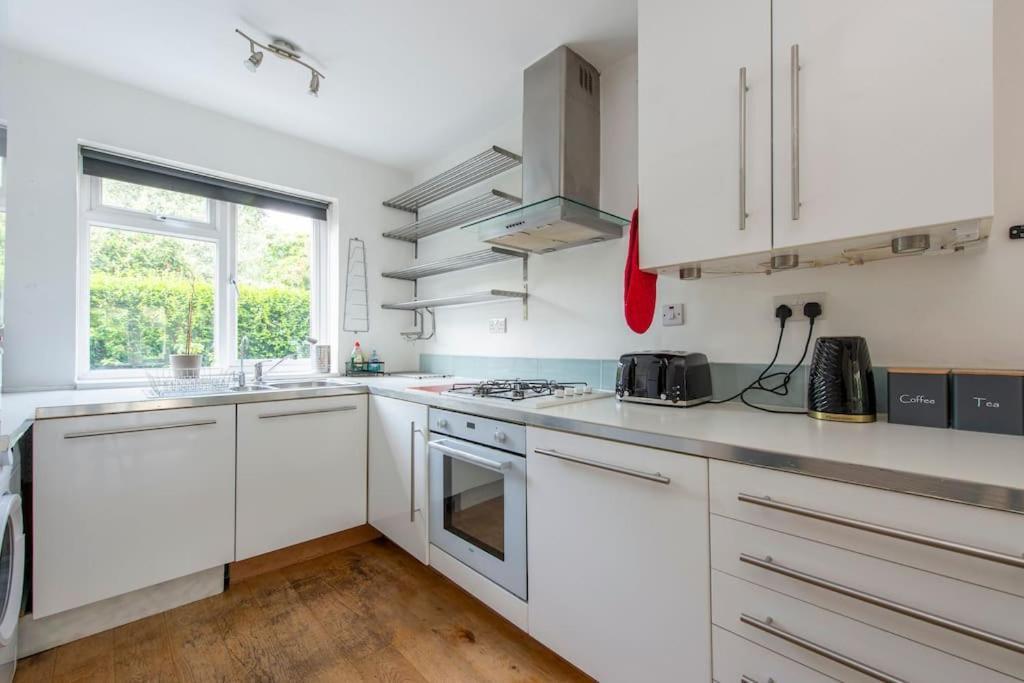 Lovely 2-bed 15 Minutes To Ferienhaus London