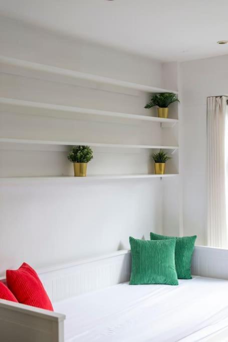 Ferienhaus Lovely 2-bed 15 Minutes To *
