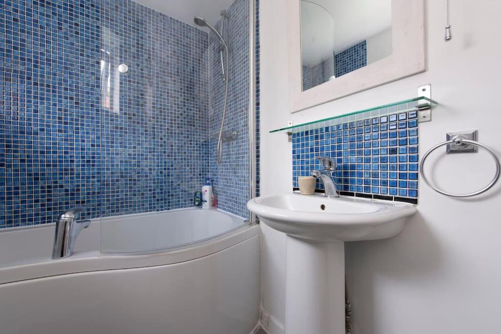 Lovely 2-bed 15 Minutes To Ferienhaus London