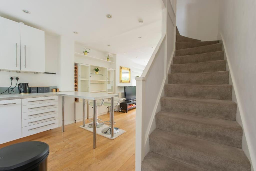 Ferienhaus Lovely 2-bed 15 Minutes To London