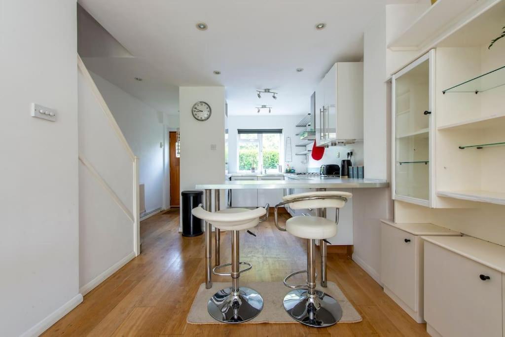 Ferienhaus Lovely 2-bed 15 Minutes To