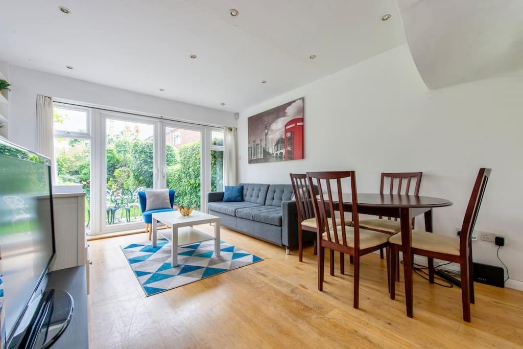 Lovely 2-bed 15 Minutes To Ferienhaus London